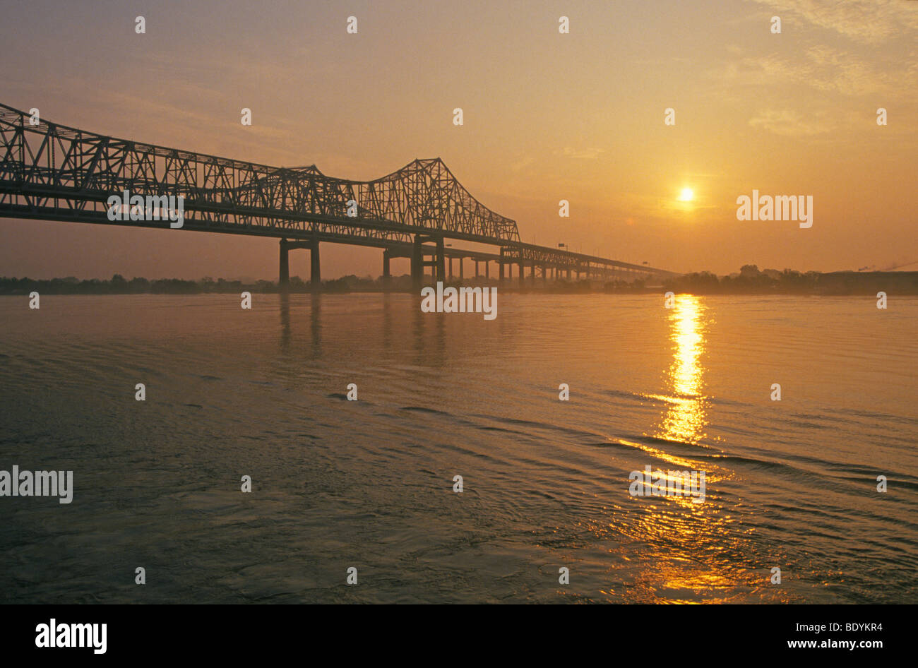 Der Mississippi River und eine Brücke in der Innenstadt von New Orleans Louisiana im Morgengrauen. Stockfoto