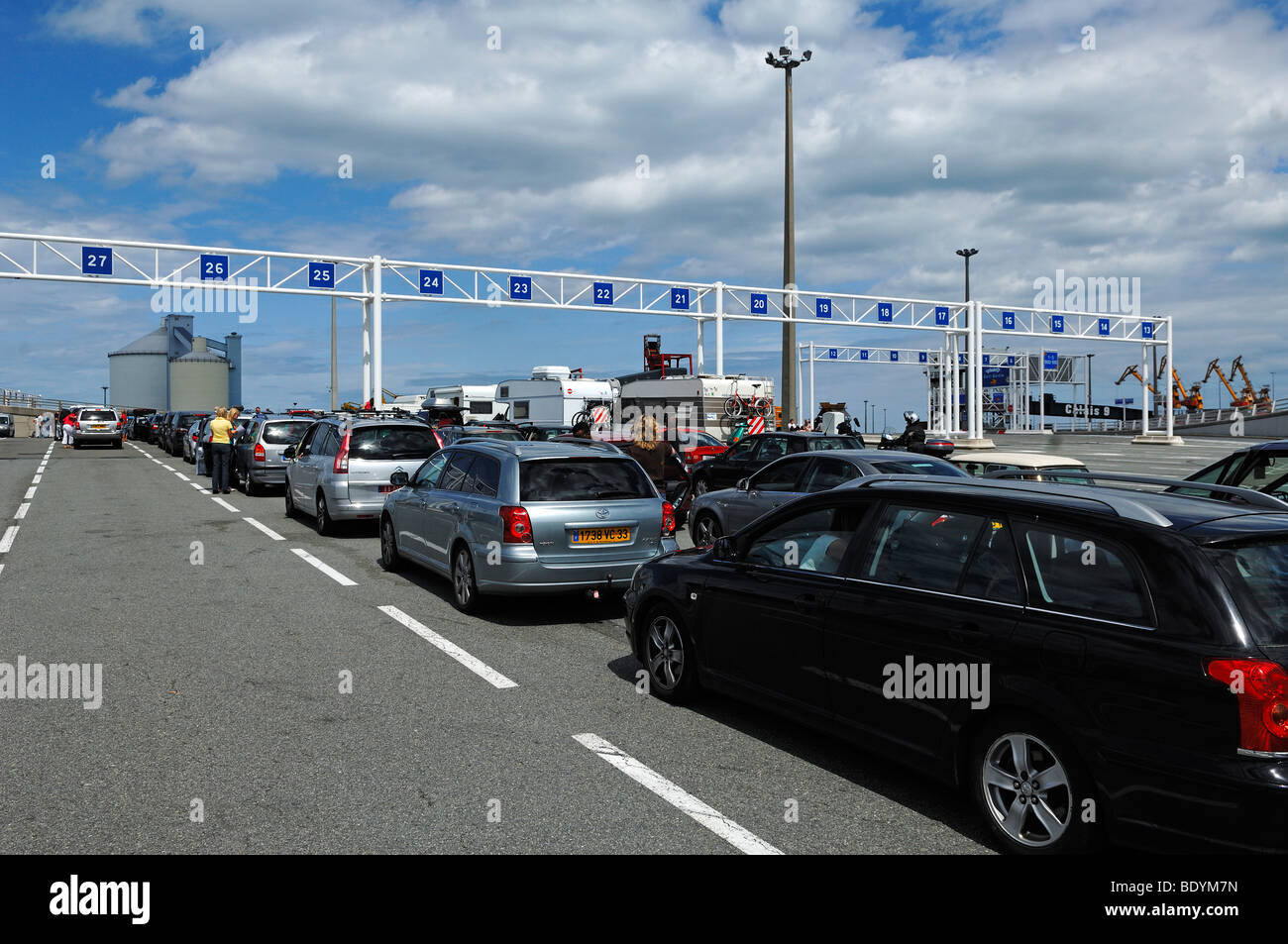Autos warten auf das Auto an Bord der Fähre von Calais-Dover Calais, Frankreich, Europa Stockfoto