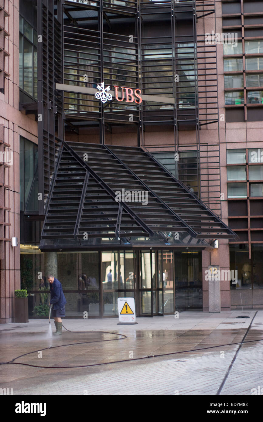 Reiniger Reinigung Bürgersteig vor UBS Broadgate Stockfoto