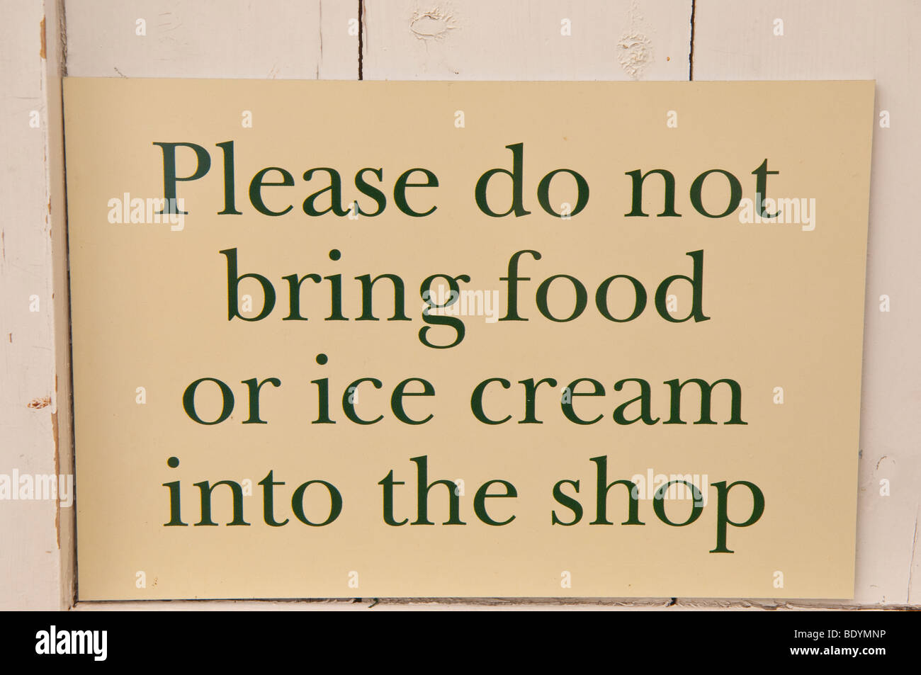 Ein Zeichen besagt, dass kein Essen oder Eis in einem Uk-Shop verzehrt werden Stockfoto