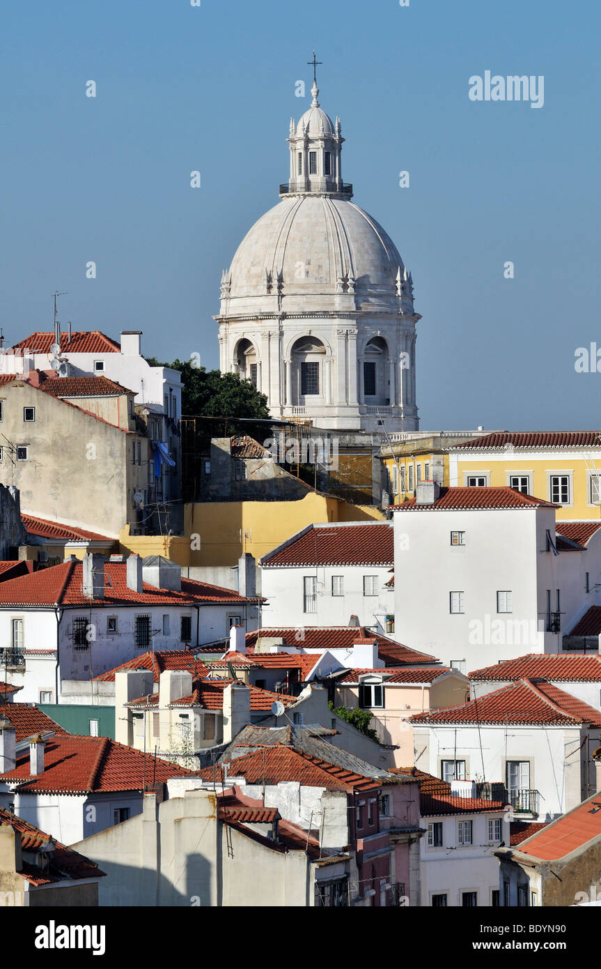 Kuppel der Panteao Nacional de Santa Engracia Kirche und Dächer im Stadtteil Alfama, Lissabon, Portugal, Europa Stockfoto