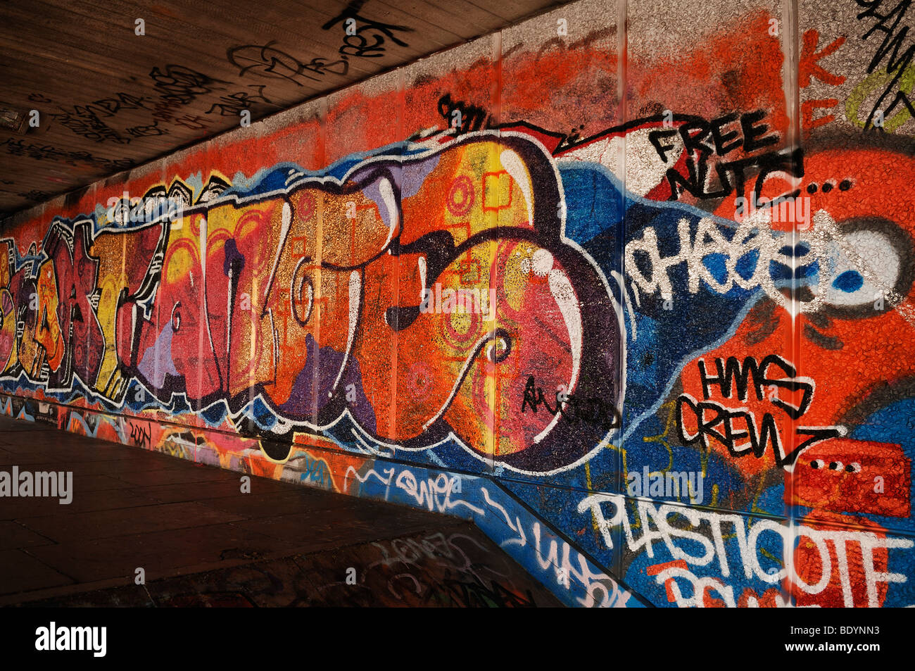 Graffitied Wand bei einer Skateboard-Anlage auf der Themse, London, England, Europa Stockfoto