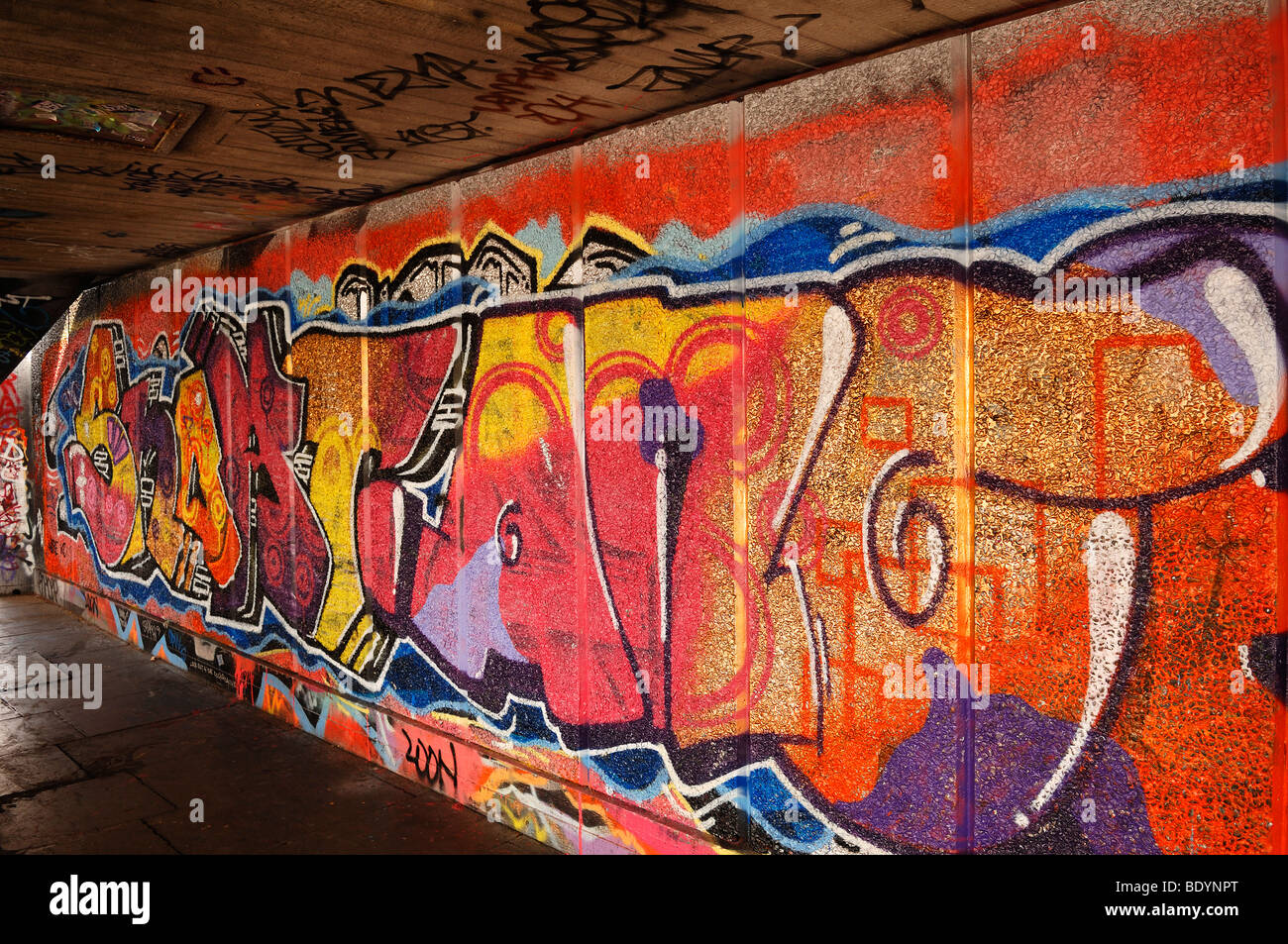 Graffitied Wand bei einer Skateboard-Anlage auf der Themse, London, England, Europa Stockfoto