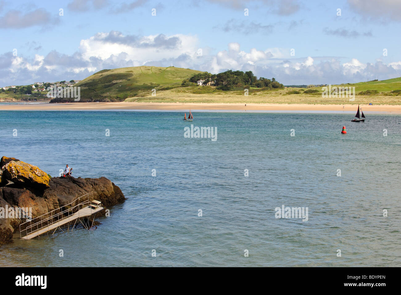 Die Mündung des Flusses Camel mit Blick auf die Felsen am Strand und Minver Tiefland in Cornwall, England Stockfoto