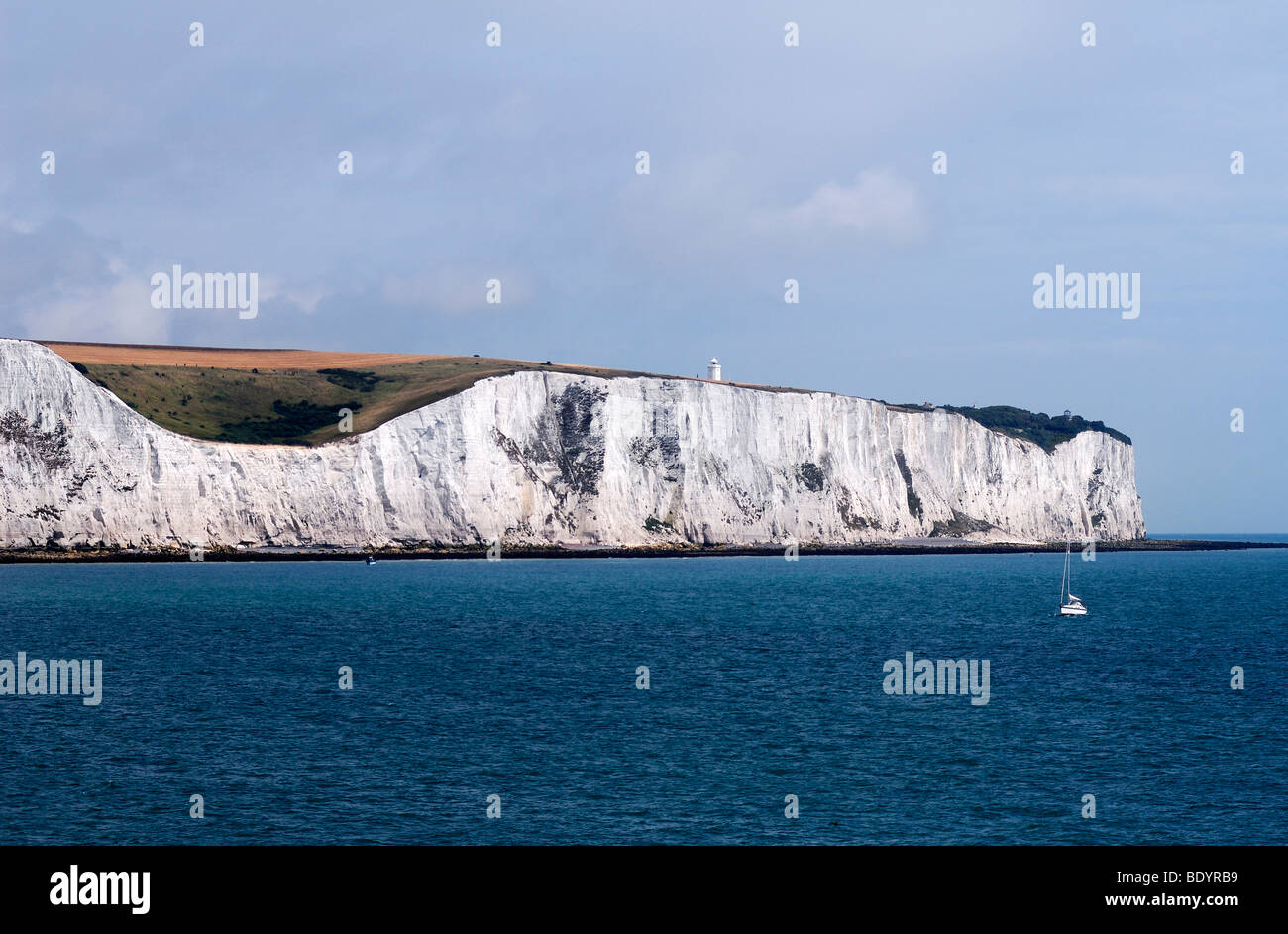 White Cliffs of Dover, Detail, mit Leuchtturm, gesehen von der Autofähre, Dover, England, Europa Stockfoto