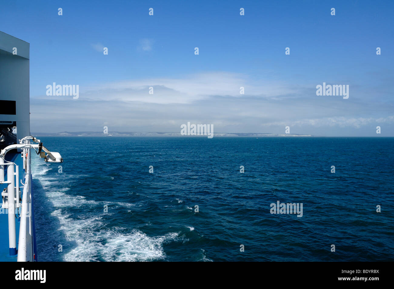 White Cliffs of Dover im Nebel mit einem blauen Himmel oben gesehen aus dem Auto Fähre, verließ einen Teil der Seafrance, Dover, England, Stockfoto