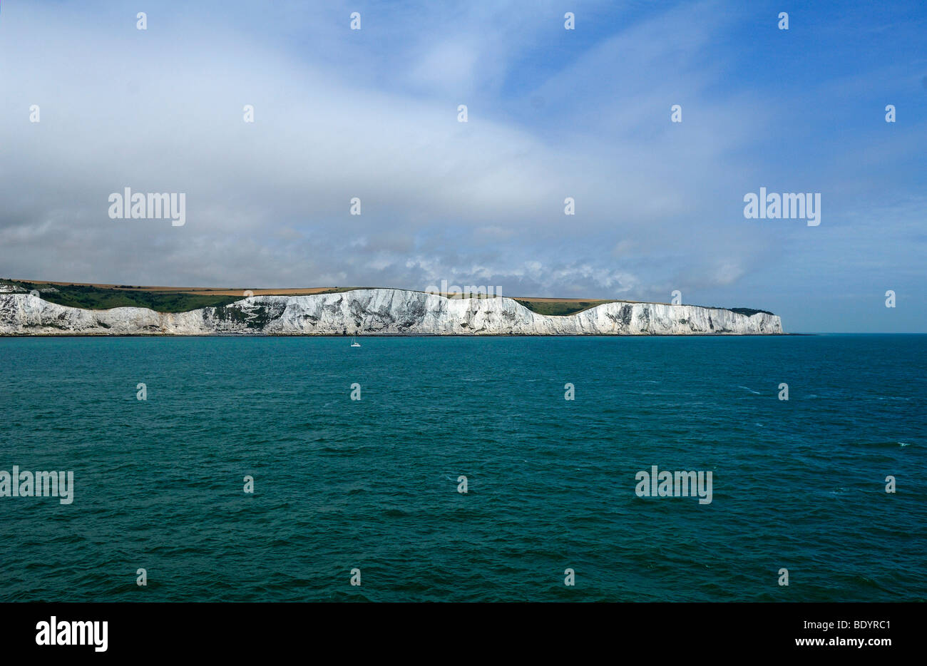 White Cliffs of Dover gesehen von der Autofähre, Dover, England, Europa Stockfoto