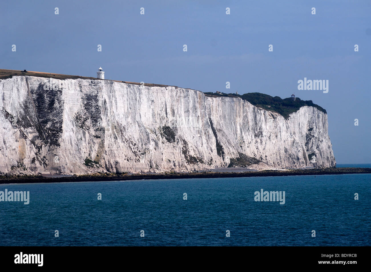 White Cliffs of Dover, Detail, mit Leuchtturm, gesehen von der Autofähre, Dover, England, Europa Stockfoto