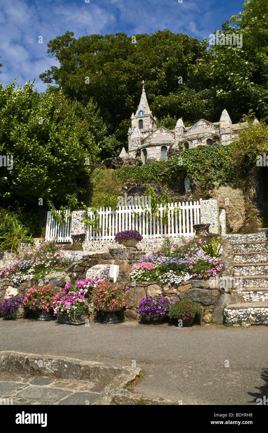 dh Little Chapel ST ANDREW GUERNSEY kleiner kleiner, winziger Steingarten mit Kirchenblumen Les Vauxbelets Guernsey st Kirche kleinste Stockfoto dh Little Chapel ST ANDREW GUERNSEY kleiner kleiner, winziger Steingarten mit Kirchenblumen Les Vauxbelets Guernsey st Kirche kleinste Stockfoto