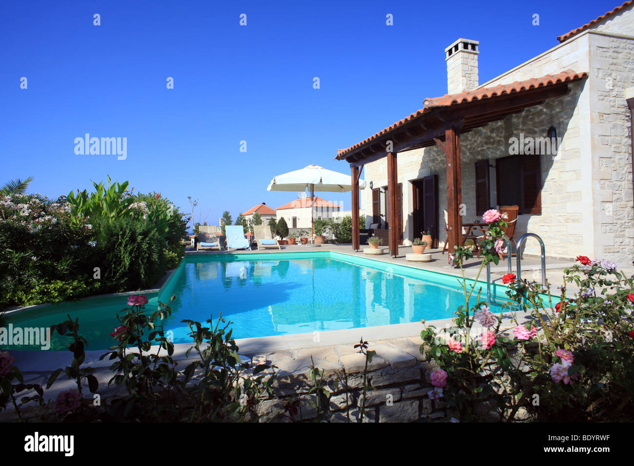 Eine Ferienvilla, die für Ferienwohnungen in Prines, Kreta, Griechenland (Eigenschaft freigegeben) verwendet wird Stockfoto