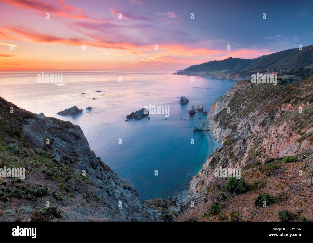 Sonnenuntergang mit Offshore-Felsen. Big Sur Küste. California Stockfoto