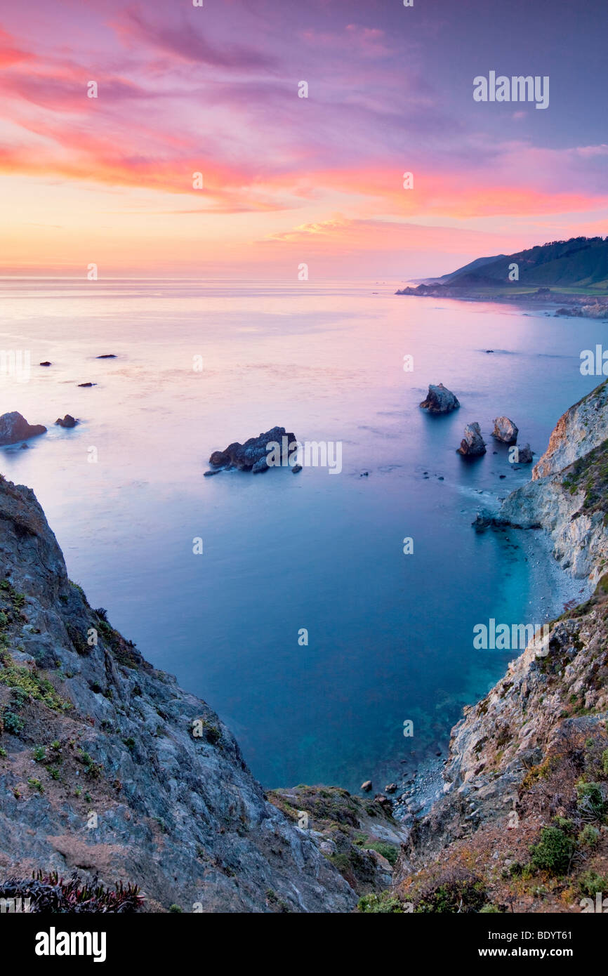 Sonnenuntergang mit Offshore-Felsen. Big Sur Küste. California Stockfoto