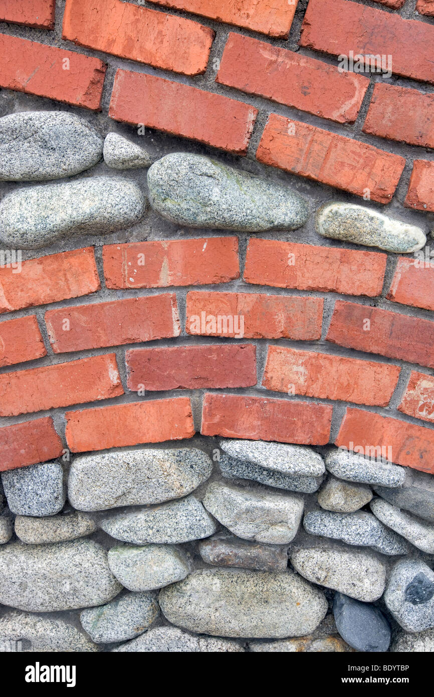 Ziegel und Stein Wand mit Fuchsia Anlage. Bandon, Oregon Stockfoto