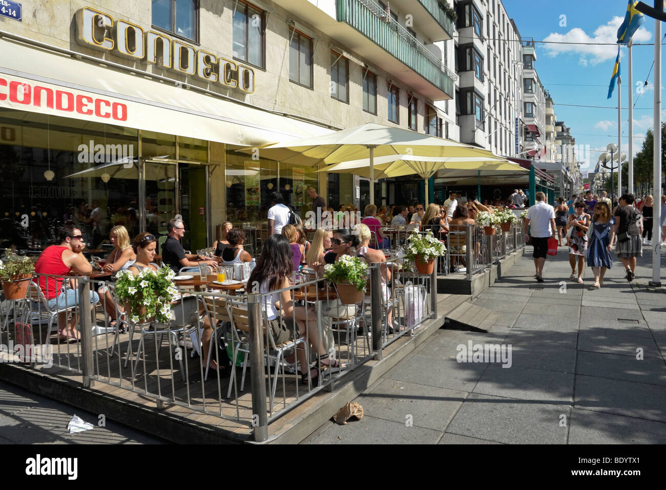 Menschen entspannen Sie sich in den Straßencafés auf Kungsportsavenyen - einer der Hauptstraßen in der Stadt Göteborg in Schweden Stockfoto