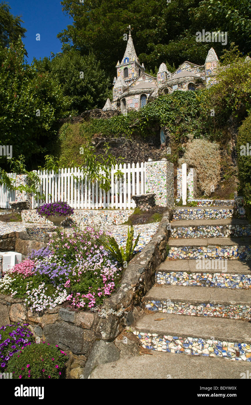 dh kleine Kapelle ST ANDREW GUERNSEY kleine Kirche und Blumen Steingarten Les Vauxbelets Guernsey winzig Stockfoto