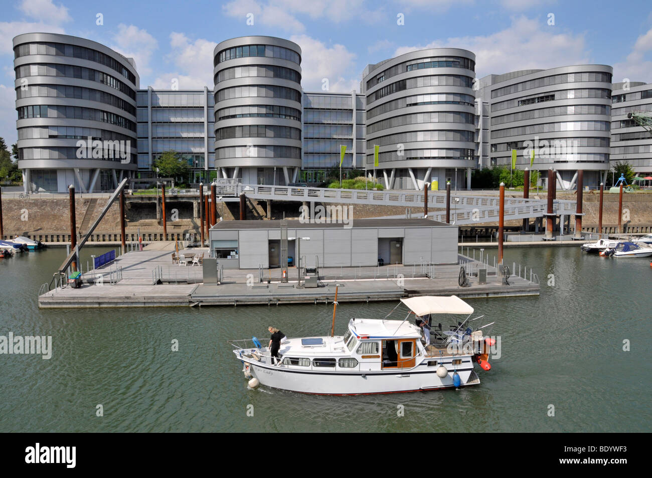 Fünf Boote Bürogebäude, Marina Duisburg, Innenhafen, Duisburg, Nordrhein-Westfalen, Deutschland, Europa Stockfoto