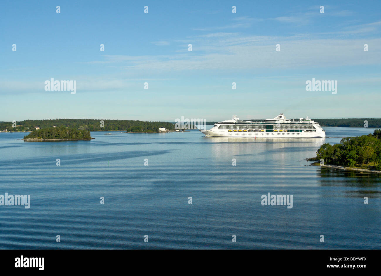 Kreuzfahrtschiff der Royal Caribbean International, die Jewel of the Seas durch die Schären Segel, wie sie nähert sich Stockholm Schweden Stockfoto