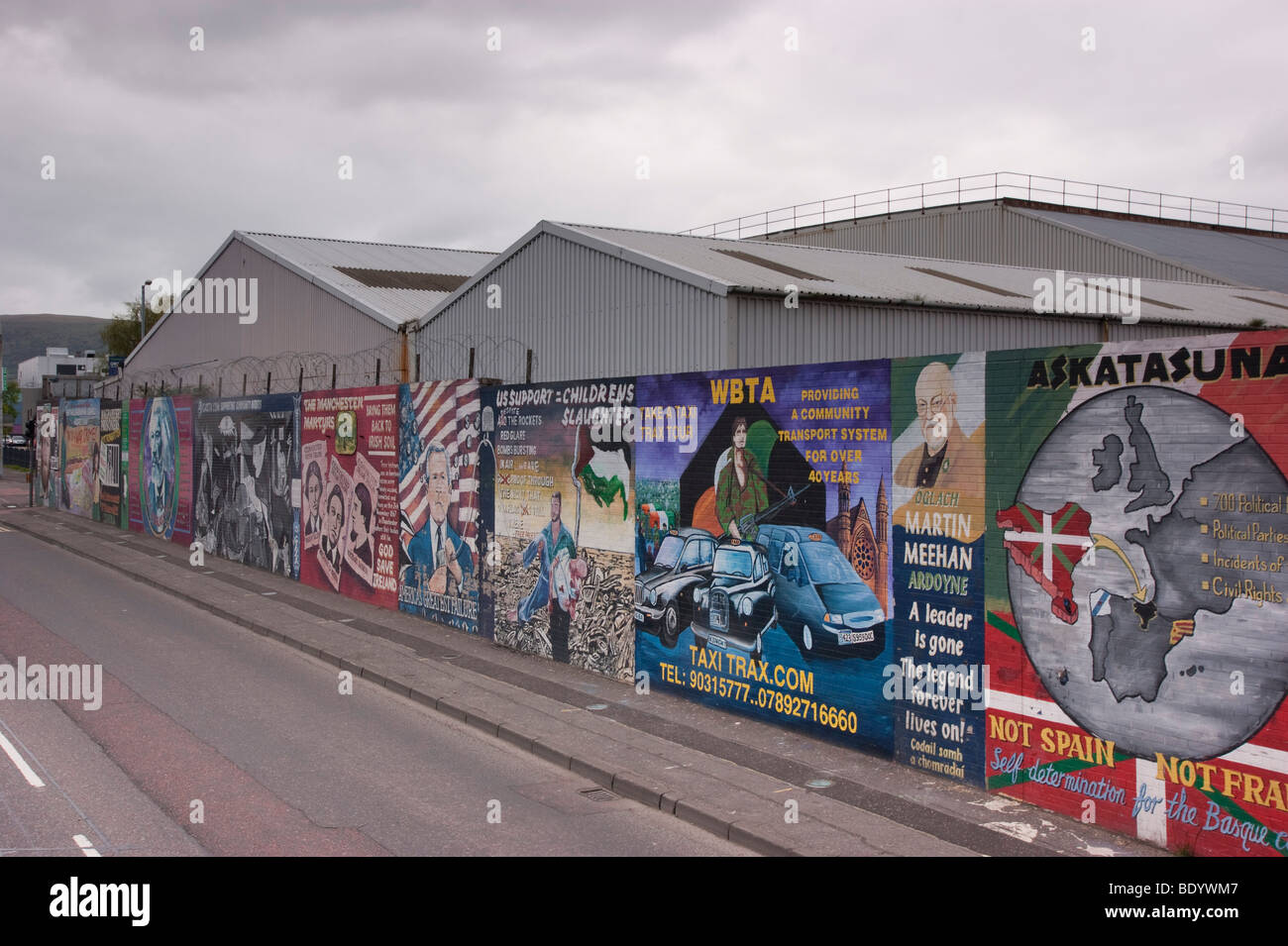 Belfast Irland 2009 Sinn Fein und andere politische Mauer Kunstmuseum der irischen republikanischen Geschichte Stockfoto