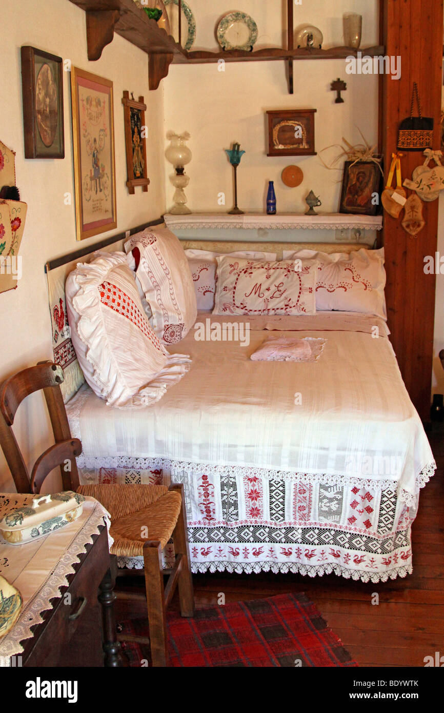 Hochzeit-Bett, Freilichtmuseum Lychnostatis, Museum für das traditionelle kretische Leben, Hersonissos, Kreta, Griechenland, Europa Stockfoto