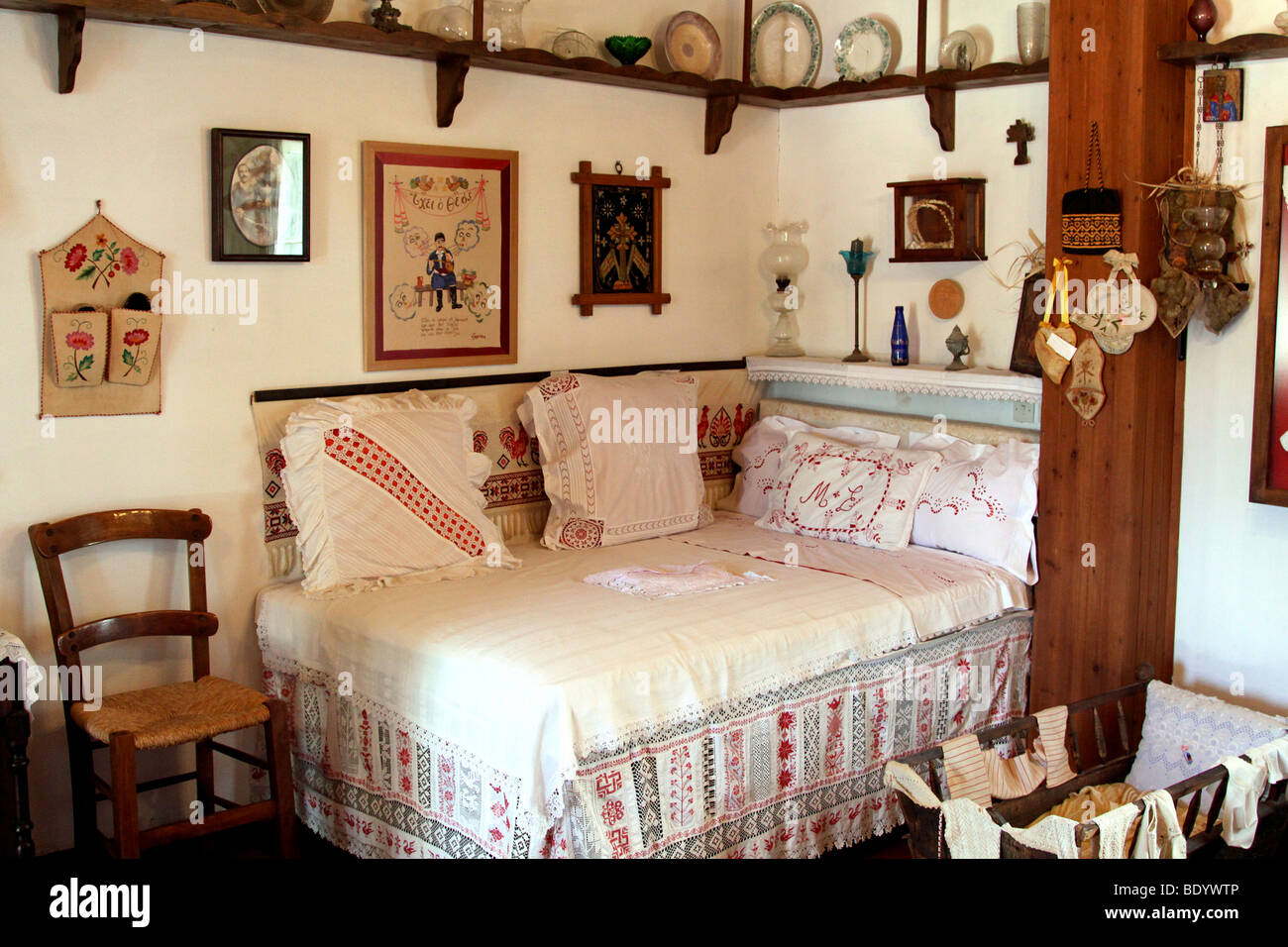 Hochzeit-Bett, Freilichtmuseum Lychnostatis, Museum für das traditionelle kretische Leben, Hersonissos, Kreta, Griechenland, Europa Stockfoto