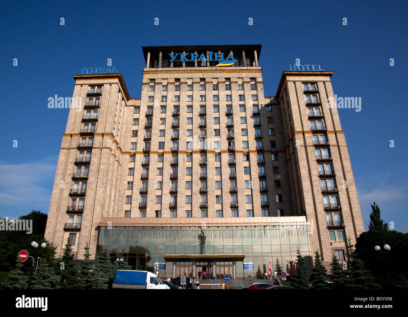 Ukraine Hotel In Kiew Gebaut In Der Sowjetischen Ara Hat 12 Etagen Und Mit Blick Auf Platz Der Unabhangigkeit Stockfotografie Alamy