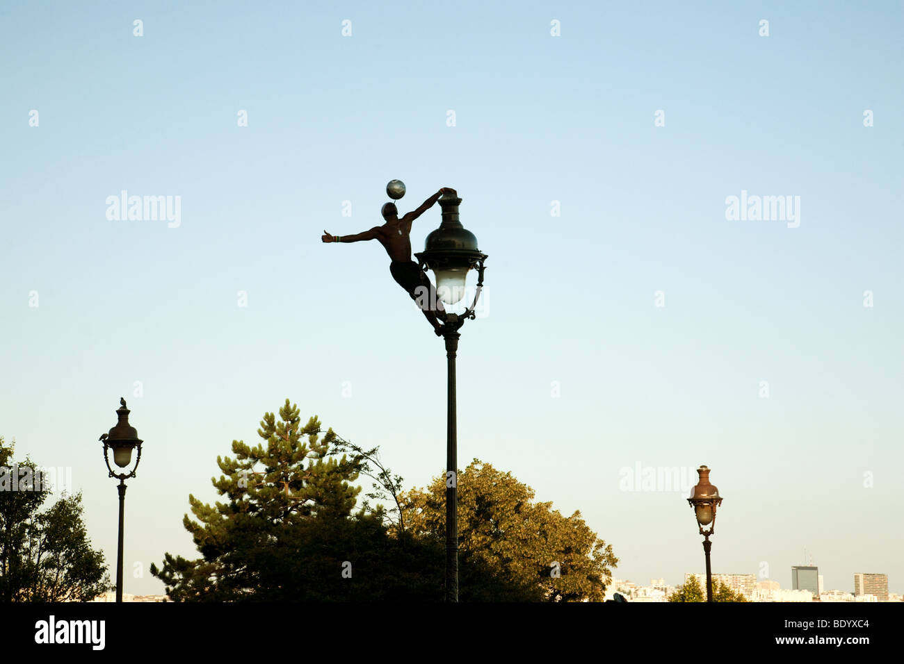 Ein acrobat Entertainer führt bei Sacre Coeur, MOntmartre, Paris Frankreich, Europa Stockfoto