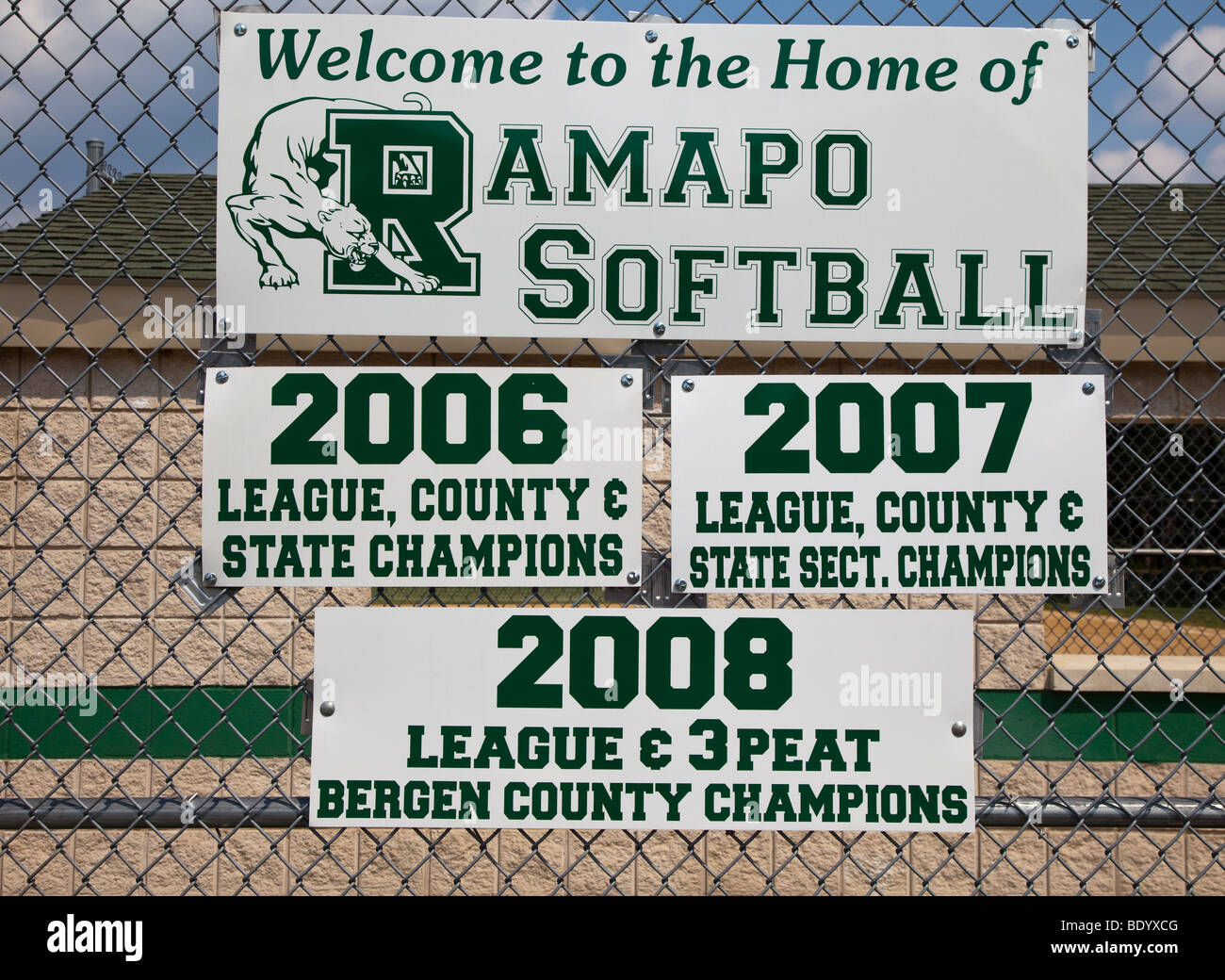 Melden Sie sich bei einem High-School-Softball-Feld Stockfoto
