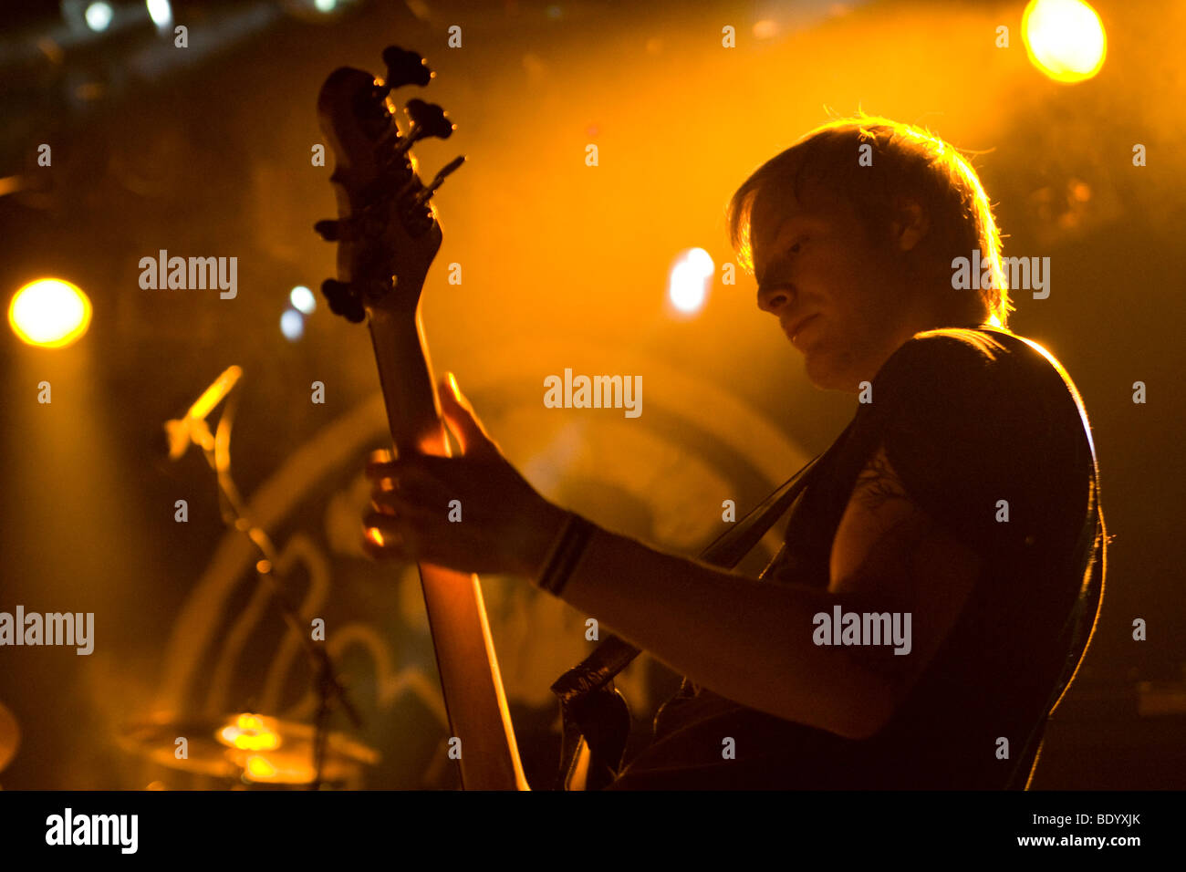 Jonas Nissen, Bassist der Schweizer Band A River Crossing, die live auf der Schueuer, Luzern, Schweiz Stockfoto