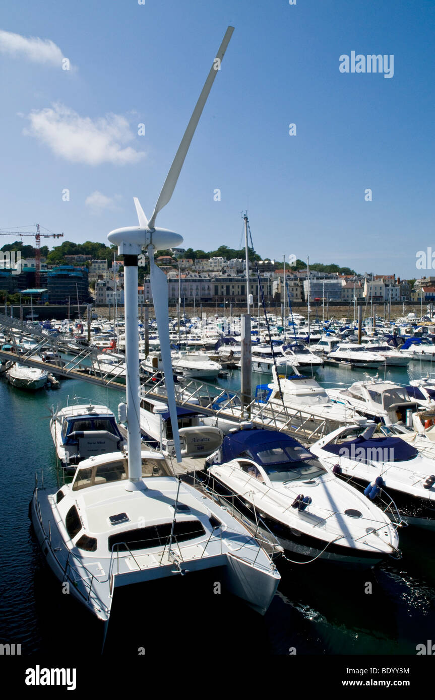 dh Hafen ST PETER PORT GUERNSEY Windkraftanlage Offenbarung II Wind angetriebene Katamaran yacht Stockfoto