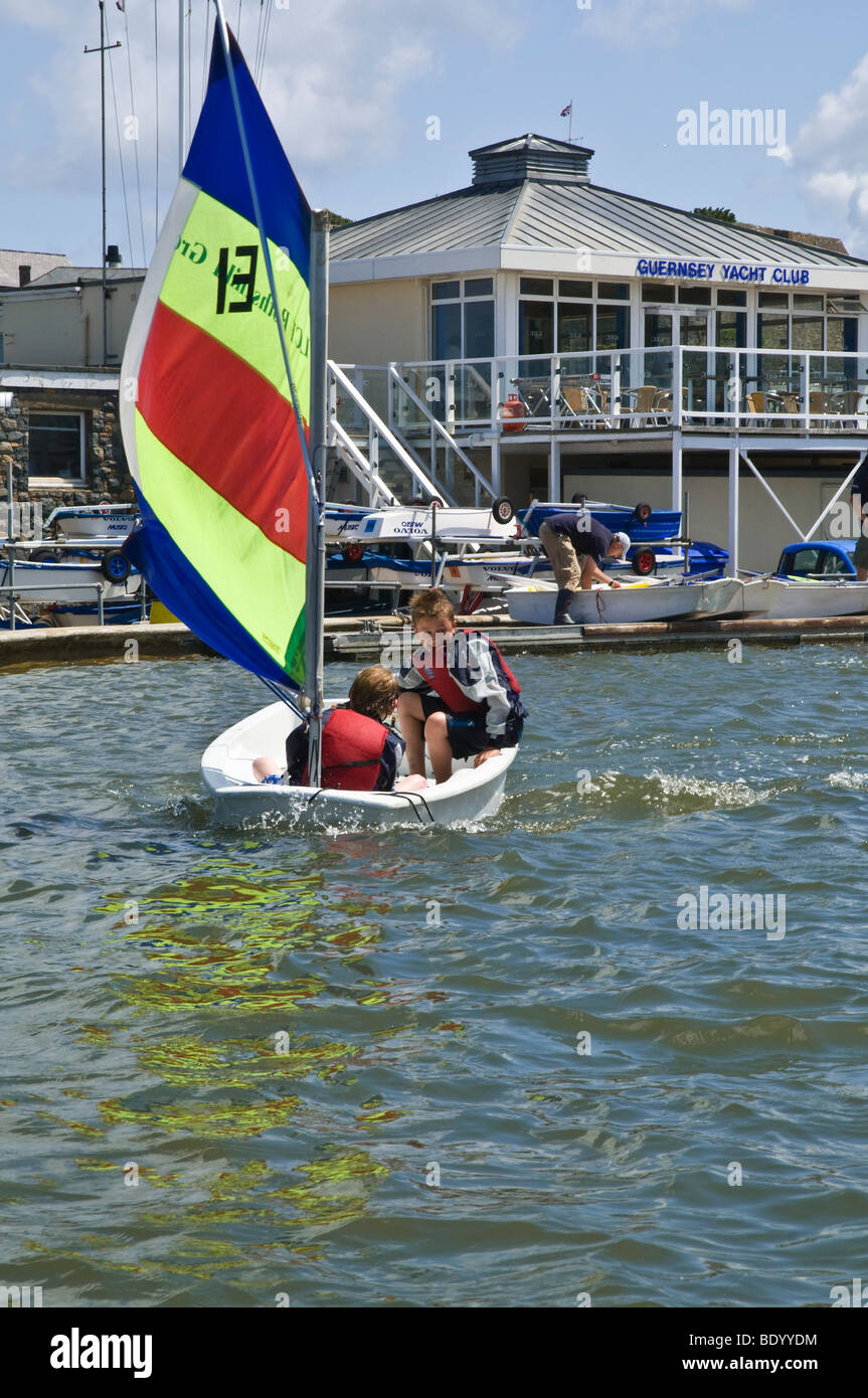 dh Harbour ST PETER PORT GUERNSEY Guernsey Yacht Club Kinder Segeln lernen in Bootsteich Segelyachten Unterricht im Freien Stockfoto