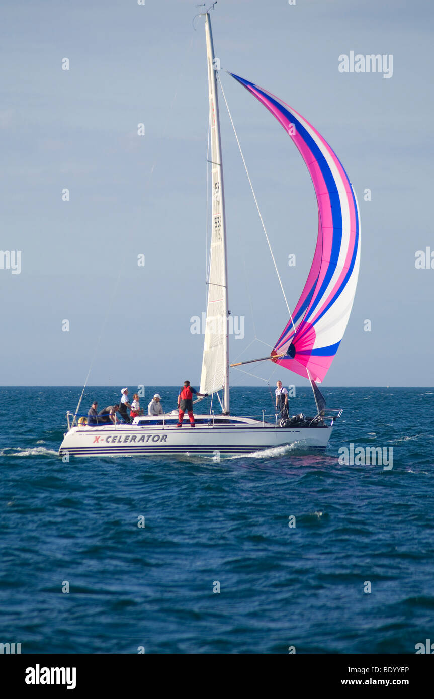 dh YACHTING GUERNSEY X-Celerator Yacht Segeln im Wasser vor Guernsey Meer Wassersport Segelboot Kanal Inseln Stockfoto