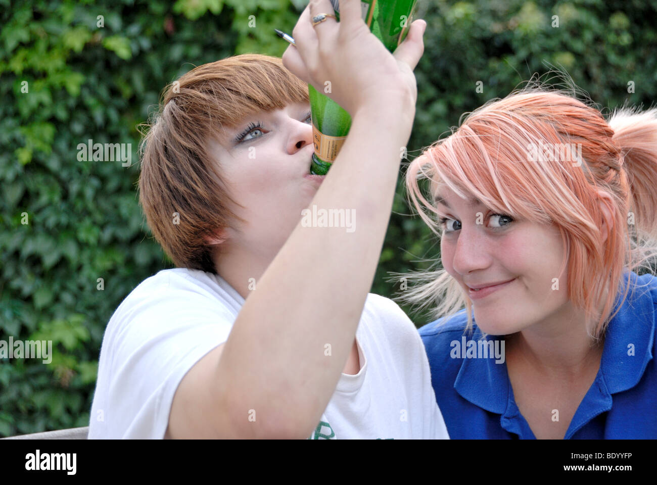 Weibliche Teenager trinken Stockfoto