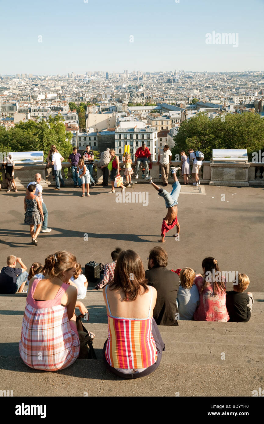 Menschen genießen die Unterhaltung auf den Stufen von Sacré Coeur, Montmartre, Paris Frankreich Stockfoto