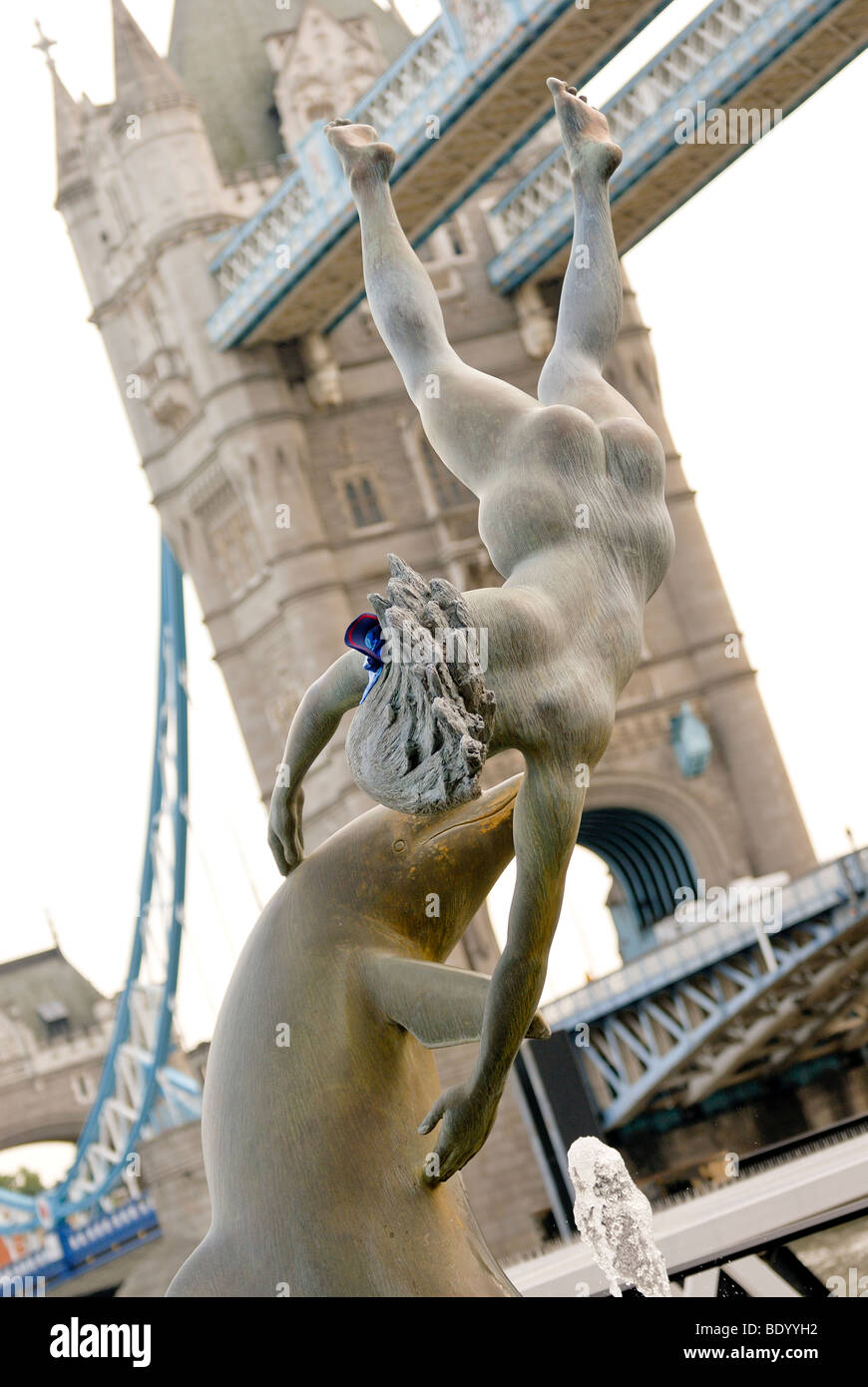 Mädchen und Dolphin von David Wynne Turm Hotel London Stockfoto