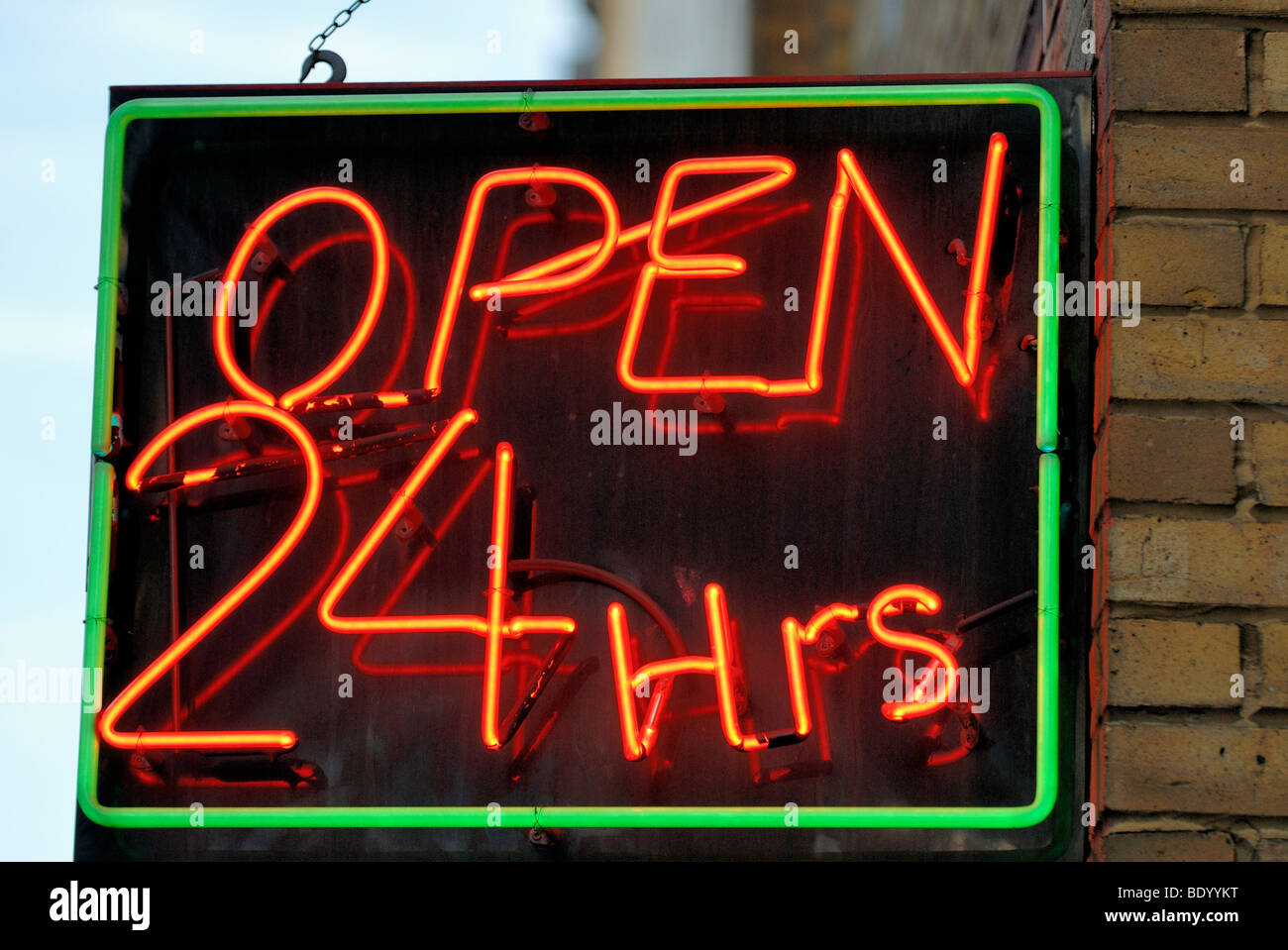 24 Stunden geöffnet shop Neonschild beleuchtet Stockfoto