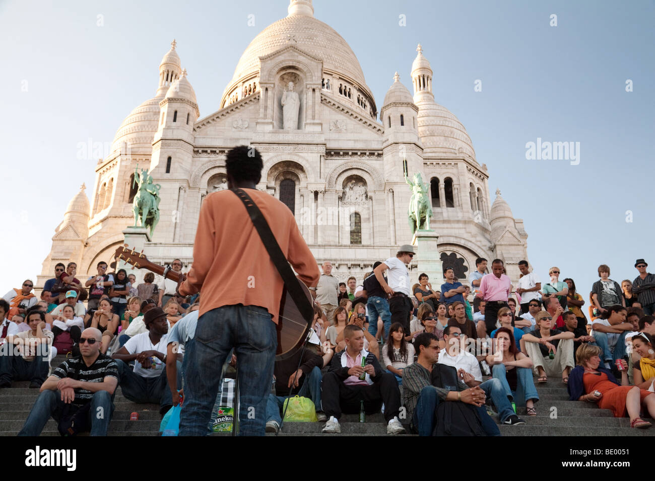 Straße Entertainer Gitarrist auf den Stufen von Sacré Coeur, Montmartre, Paris, Frankreich Stockfoto