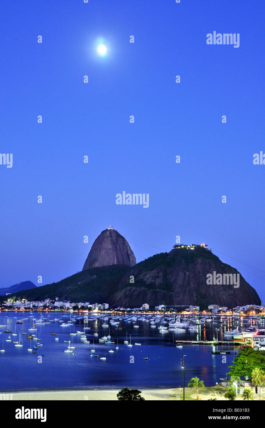 Zuckerhut, Pão de Açúcar, in der Nacht mit Vollmond, Rio De Janeiro, Brasilien, Südamerika Stockfoto