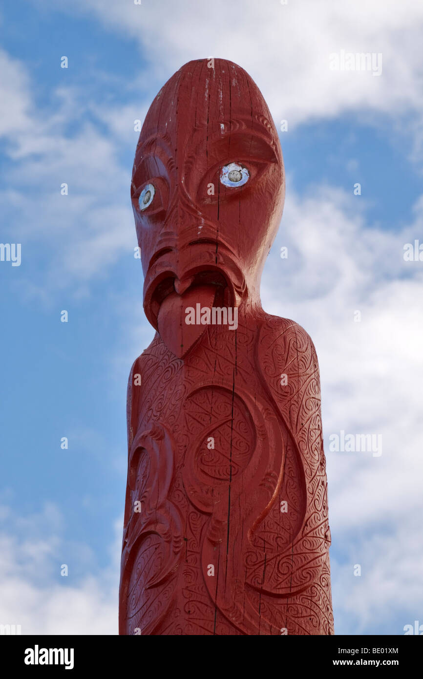 Maori Totempfahl in einem Feld im Dorf von Waitangi, Paihia, Bay of Islands, Neuseeland Stockfoto