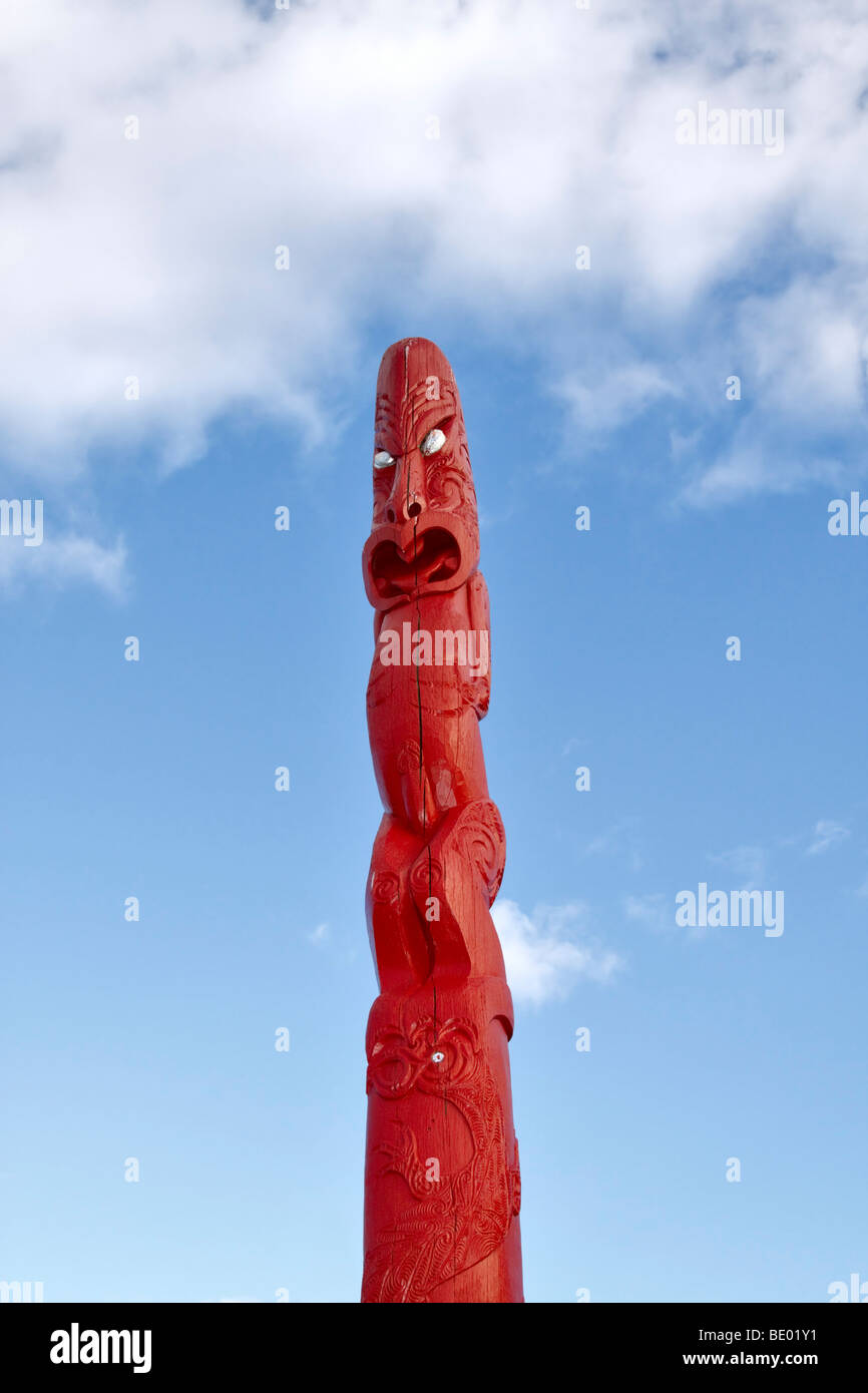 Maori Totempfahl in einem Feld im Dorf von Waitangi, Paihia, Bay of Islands, Neuseeland Stockfoto