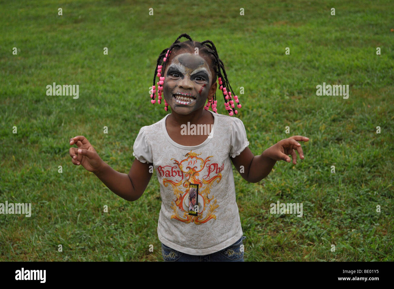Kleines Madchen Mit Zombie Make Up Bei Michael Jacksons Geburtstagsfeier In New York Stockfotografie Alamy