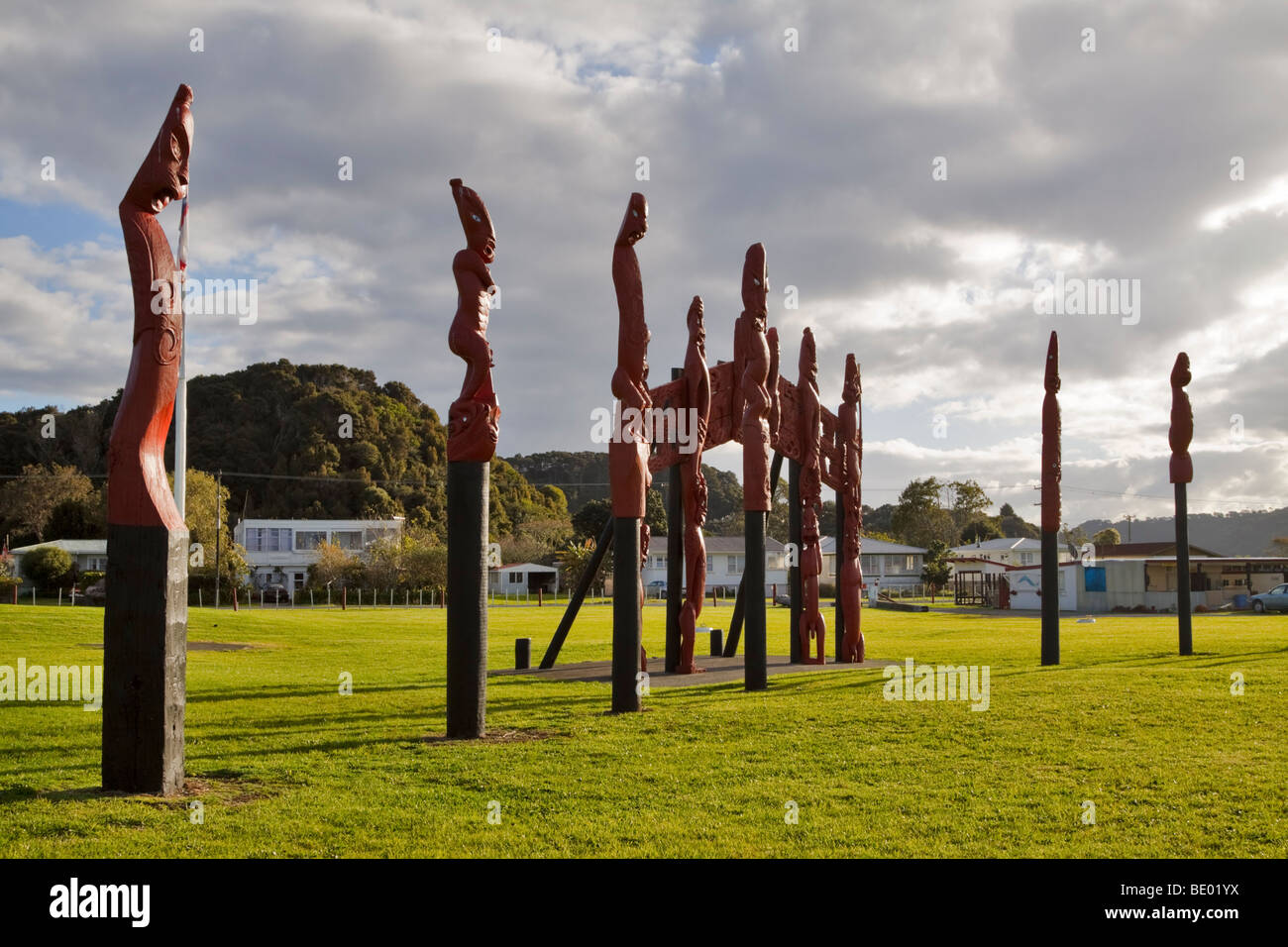Maori Totempfähle in einem Feld im Dorf von Waitangi, Paihia, Bay of Islands, Neuseeland Stockfoto
