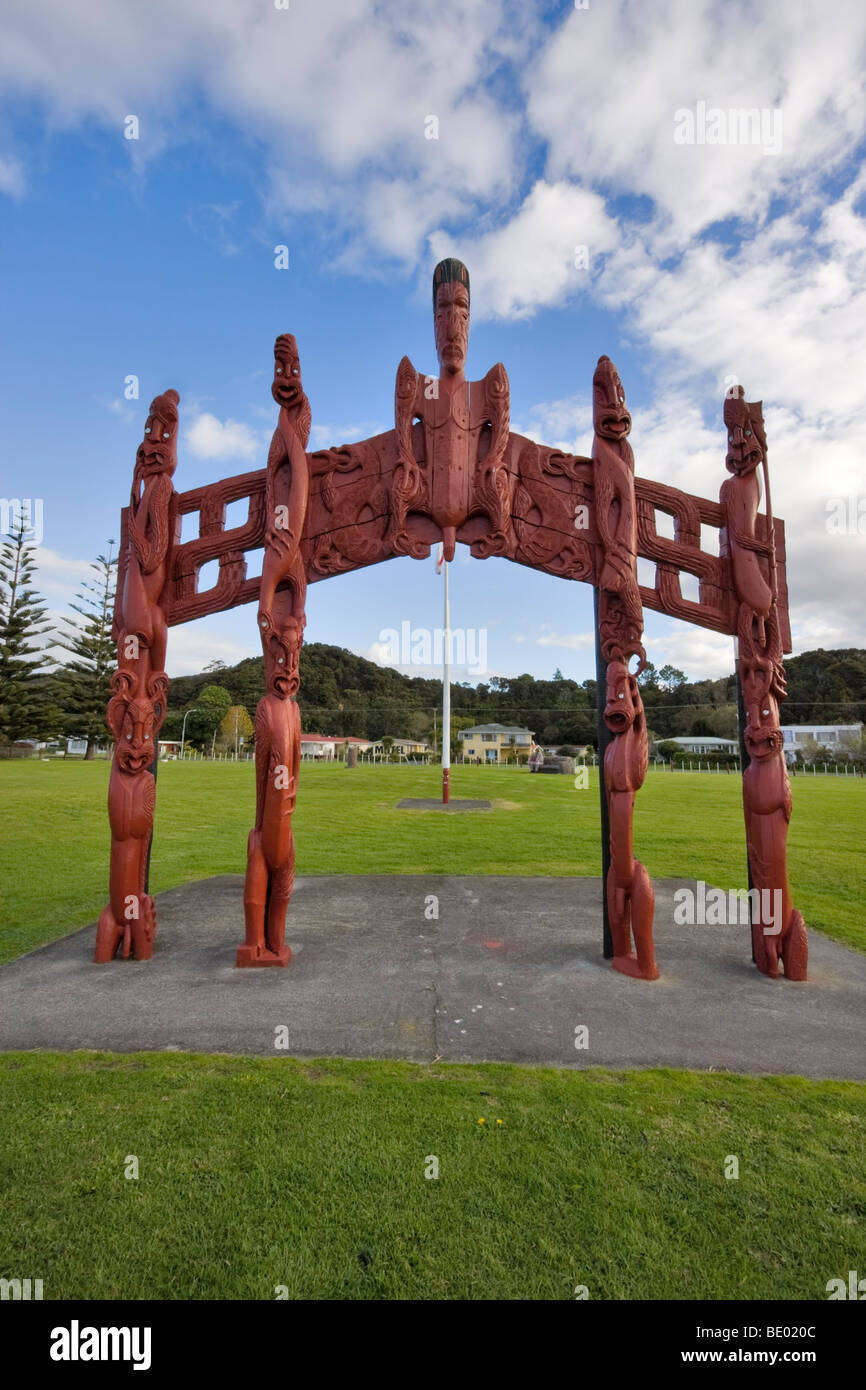 Maori Totempfähle in einem Feld im Dorf von Waitangi, Paihia, Bay of Islands, Neuseeland Stockfoto