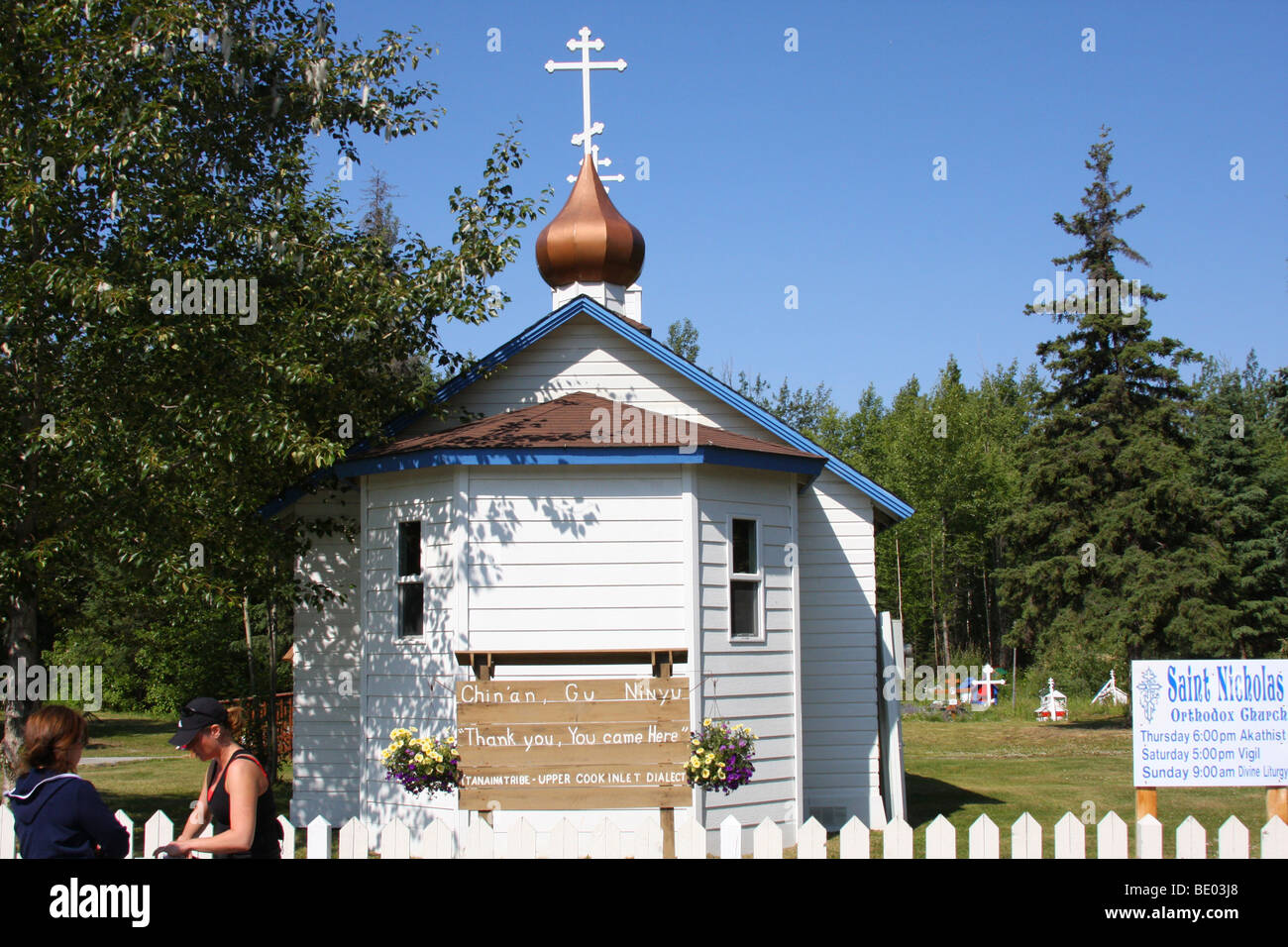 Hölzerne Kirchlein auf christlich orthodoxen Friedhof in historische Heimatmuseum Eklutna, Alaska Stockfoto