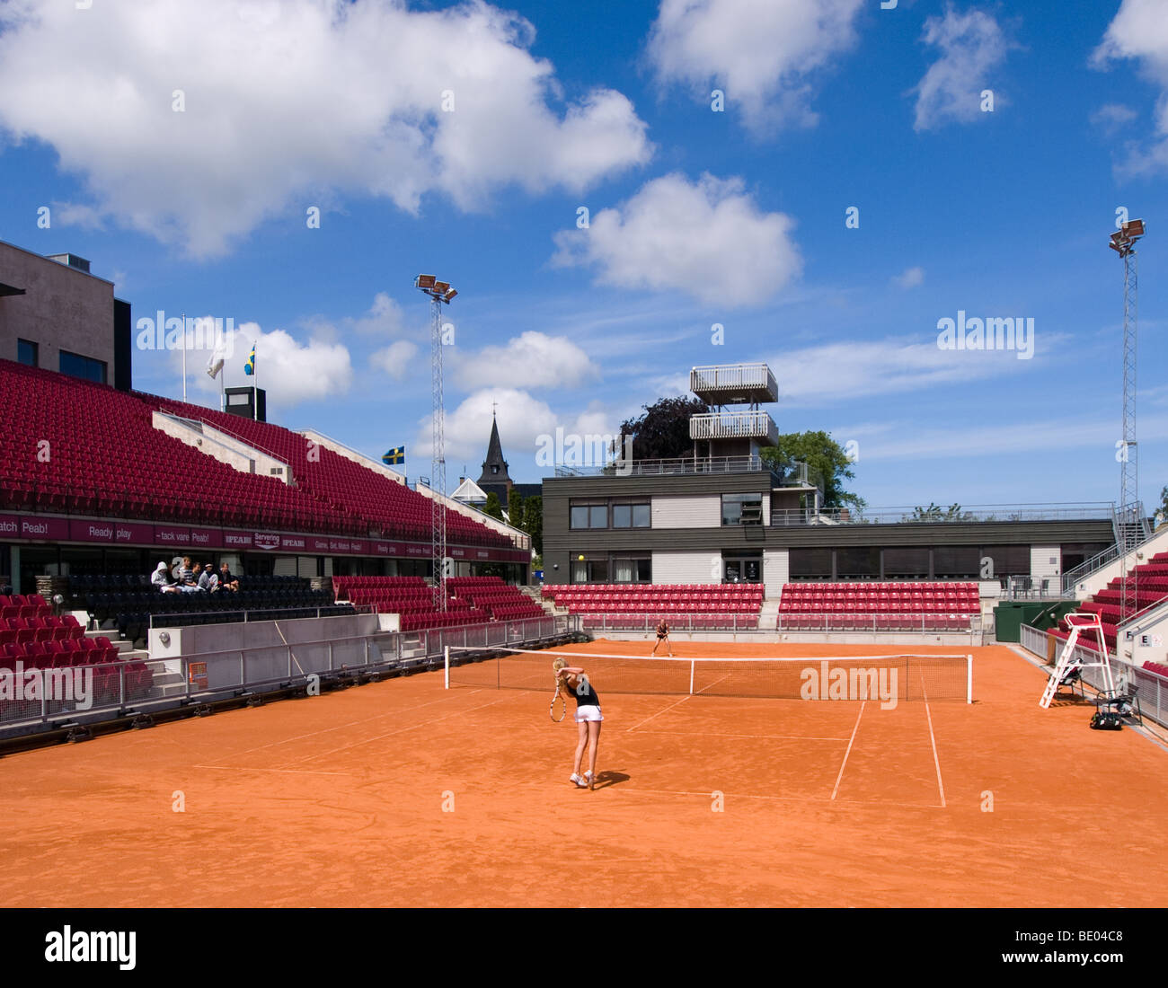 Zwei Frauen spielen Tennis am Center Court in Båstad Tennisstadion. Stockfoto