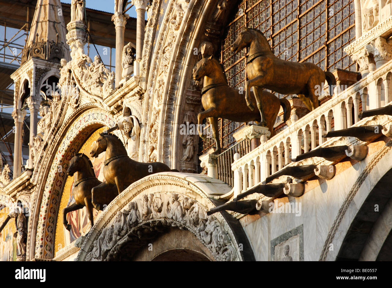 Berühmte Pferde, entworfen vom Bildhauer Lysippos auf das Logia von der Basilica di San Marco.Venice Stockfoto