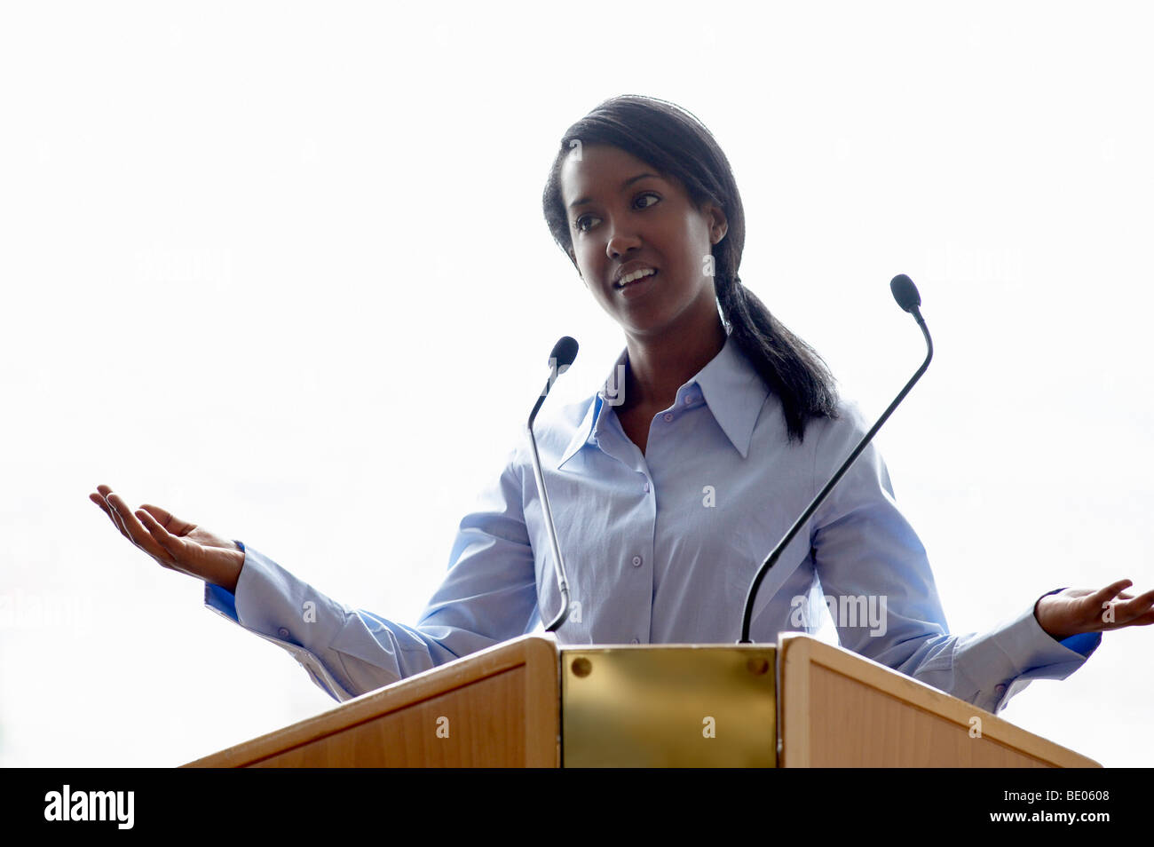 Frau im Gespräch während einer Konferenz Stockfoto