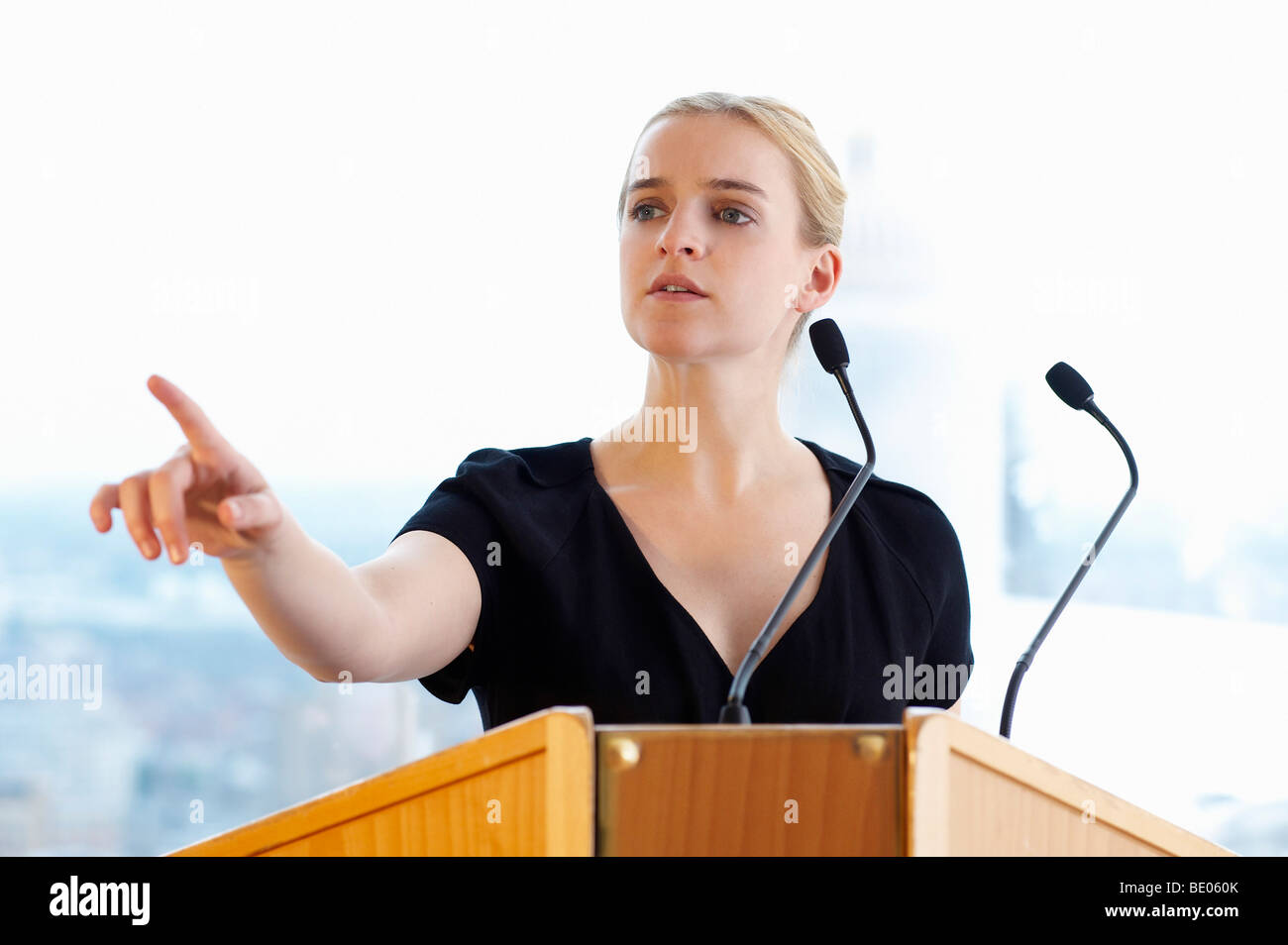 Frau im Gespräch während einer Konferenz Stockfoto