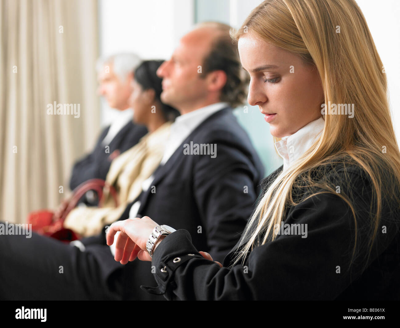 Leute sitzen in einem Wartezimmer Stockfoto