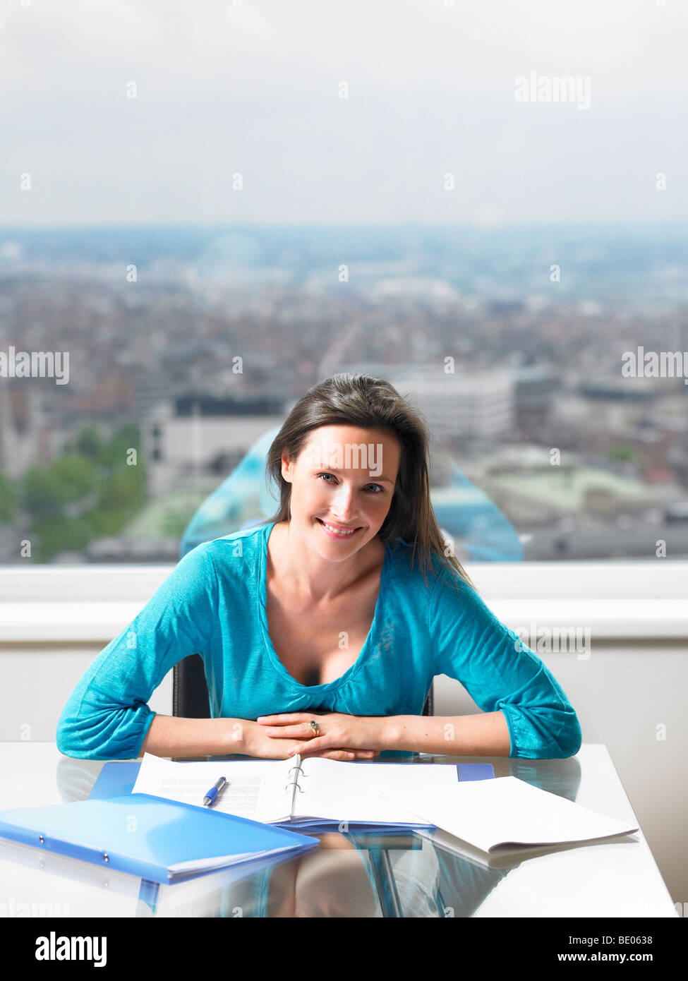 Business-Frau an ihrem Schreibtisch Stockfoto