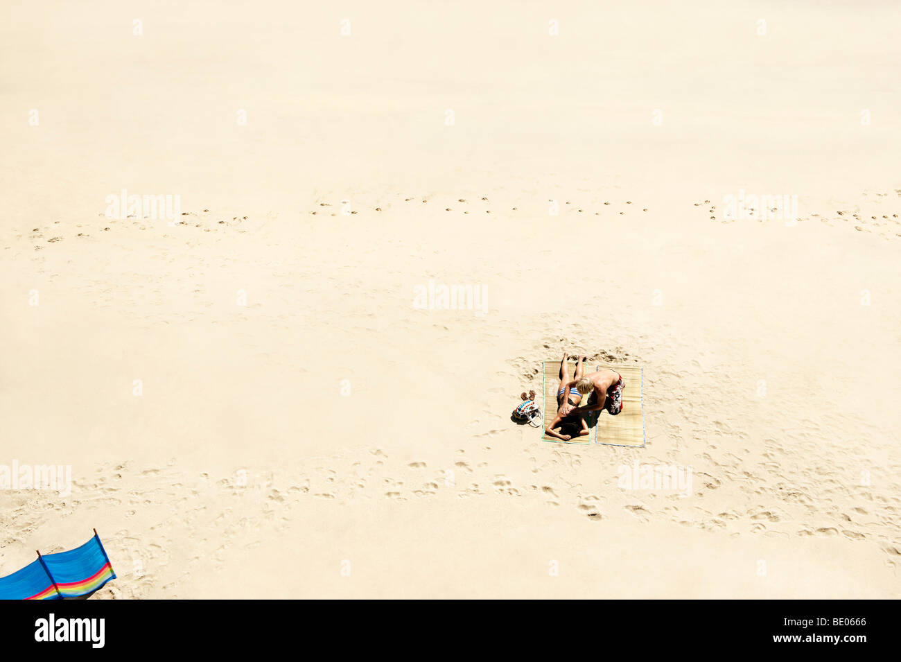 Paar Sonnenbaden am Sandstrand Stockfoto